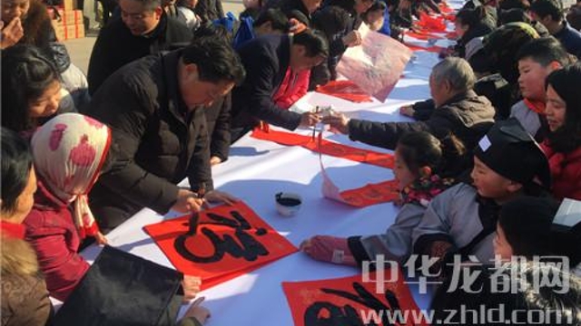 書法家揮毫送“?！?眾市民喜領(lǐng)春聯(lián)