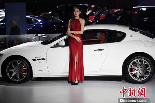 11月9日，2017第14屆中國西南（昆明）國際汽車博覽會在昆明滇池國際會展中心開展，市民欣賞了一場汽車盛宴。會展現(xiàn)場還展出了新能源汽車及機車。<a target='_blank' href='http://www.chinanews.com/'>中新社</a>記者李進(jìn)紅攝
