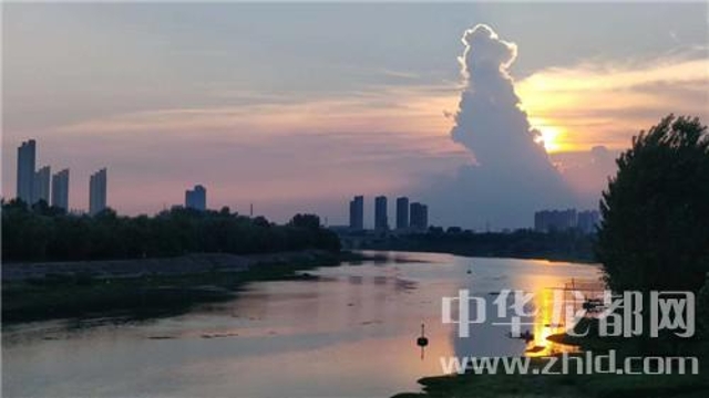 為了這朵云，周口人聚集在大慶路橋上……