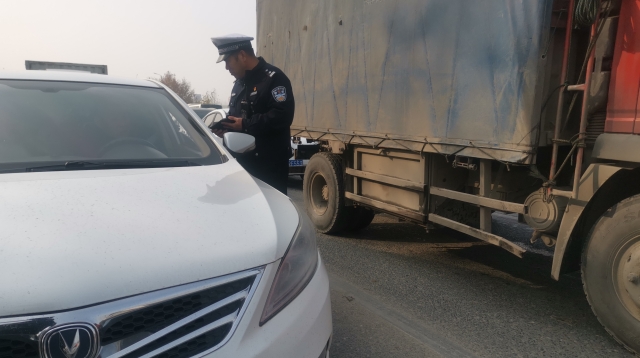 周口限行第一天，交警蜀黍上路勸返近百輛車