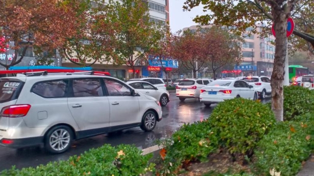 雨中道路擁堵，市民可繞行！