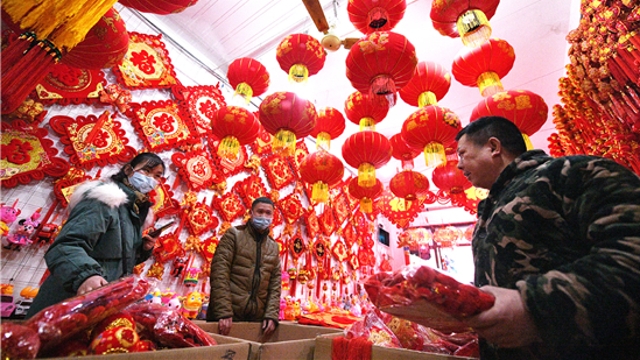 新年到！紅燈籠對(duì)聯(lián)市場(chǎng)俏