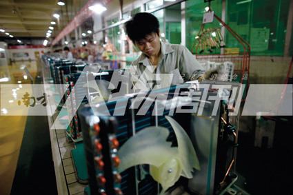 2010年5月10日，珠海格力電器工廠里，工人正在流水線上生產(chǎn)家用空調(diào)（方迎忠）