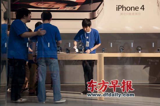 不少蘋(píng)果零售店柜臺(tái)人員說(shuō),現(xiàn)在iPhone 4很缺貨。早報(bào)記者 王炬亮 實(shí)習(xí)生 楊深來(lái) 圖 不少蘋(píng)果零售店柜臺(tái)人員說(shuō),現(xiàn)在iPhone 4很缺貨。早報(bào)記者 王炬亮 實(shí)習(xí)生 楊深來(lái) 圖
