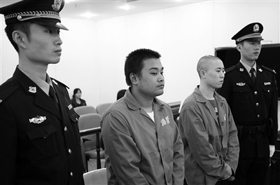 吳澤西（光頭者）與雷雨聲在庭上受審。通訊員 李森 攝
