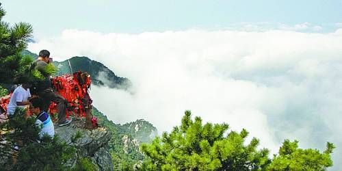  廬山云霧變幻莫測，常常轉瞬間便換了模樣。